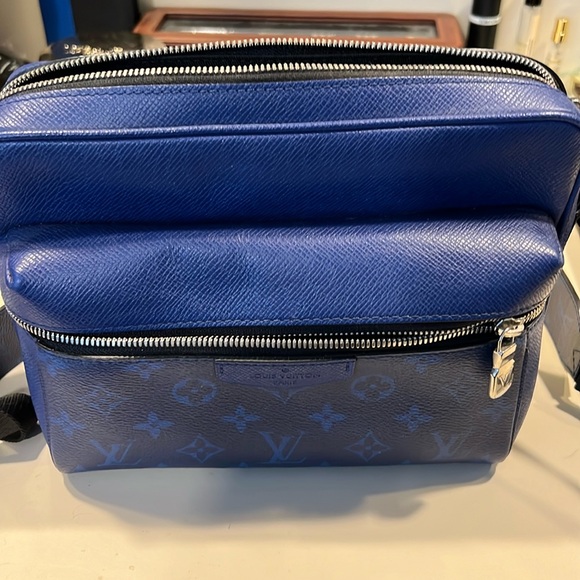 Louis Vuitton Outdoor Messenger - Picture 2 of 8